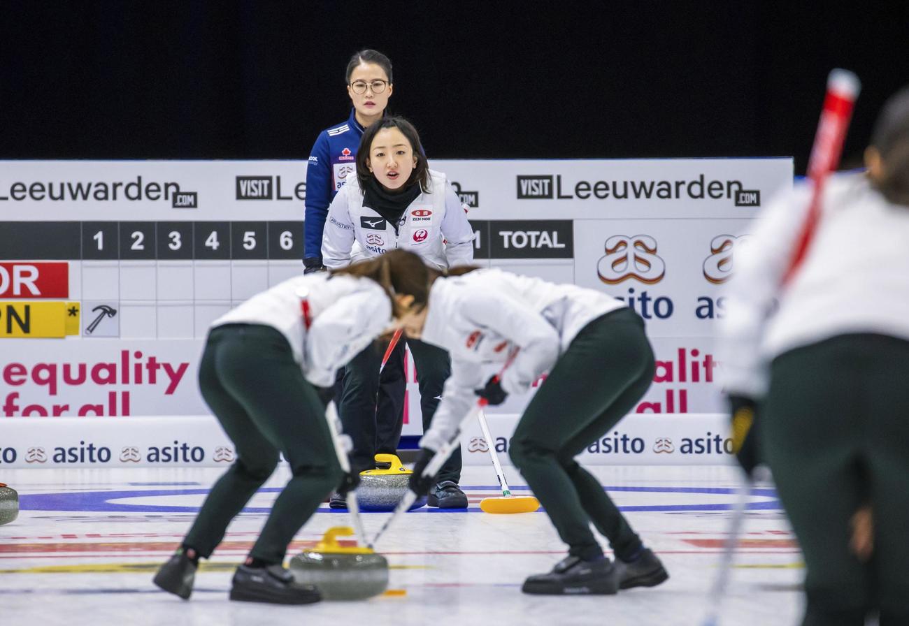女子1次リーグの韓国戦で指示を出すロコ・ソラーレの藤沢（奥から2人目）。奥は韓国の金ウンジョン（Steve Seixeiro氏提供・共同）