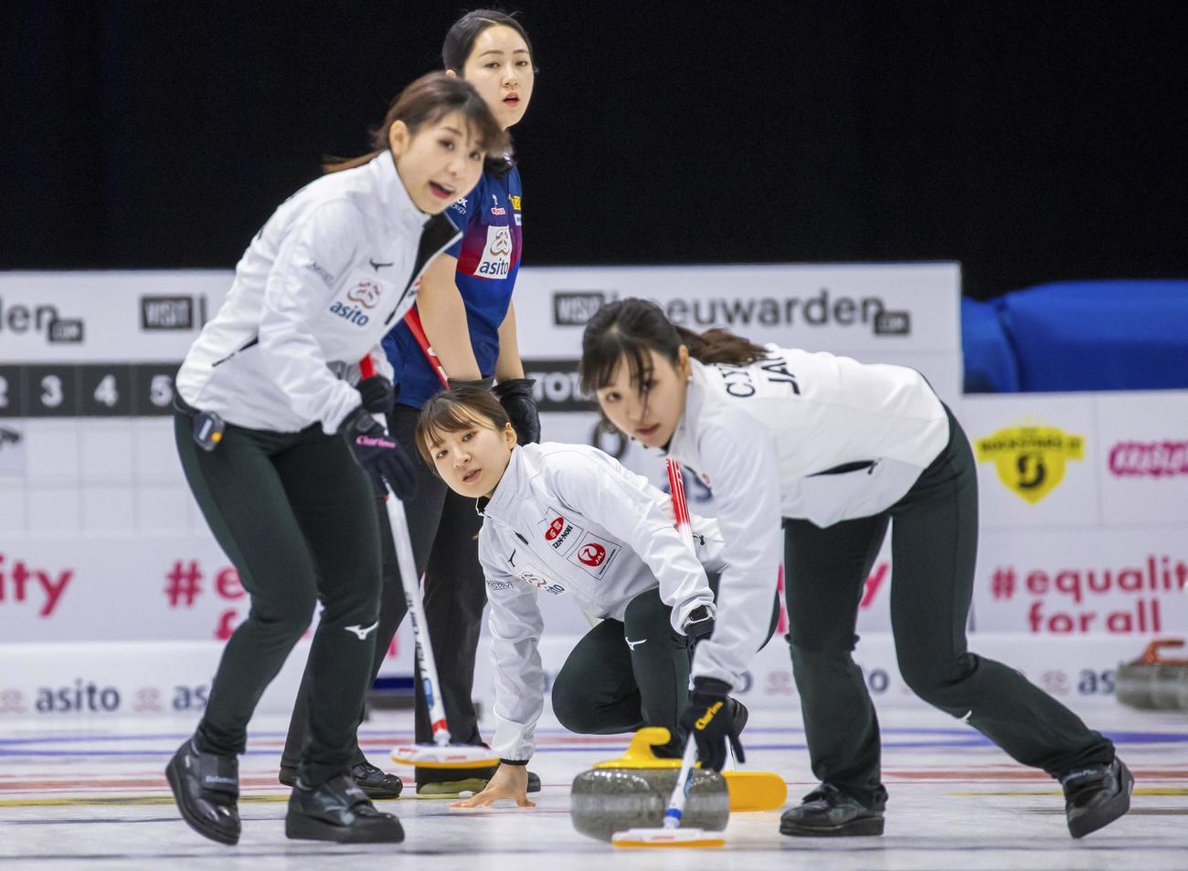 女子1次リーグの韓国戦でプレーするロコ・ソラーレの、手前左から吉田夕、鈴木、吉田知（Steve Seixeiro氏提供・共同）