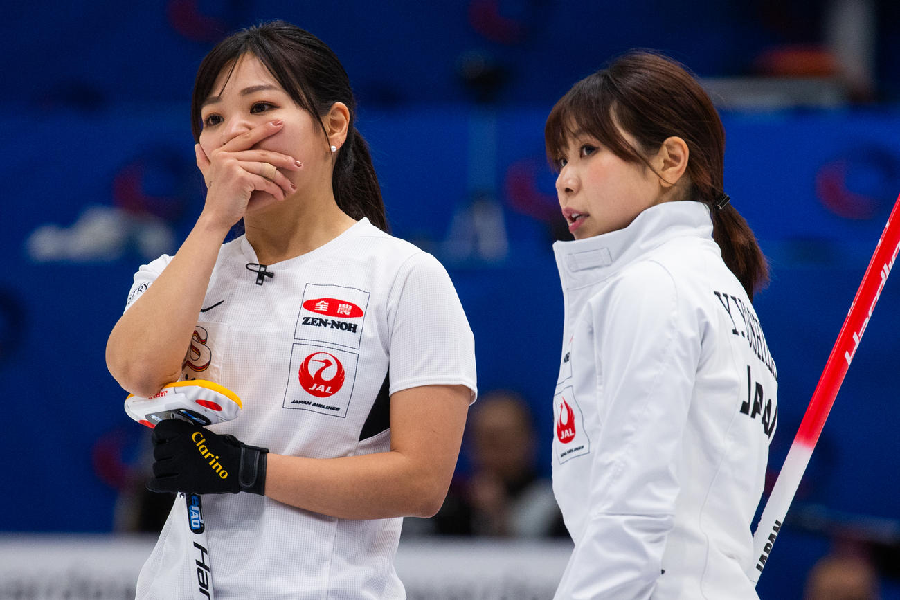 口元を右手でおさえる吉田知那美（左）と吉田夕梨花（C）WCF／Celine　Stucki