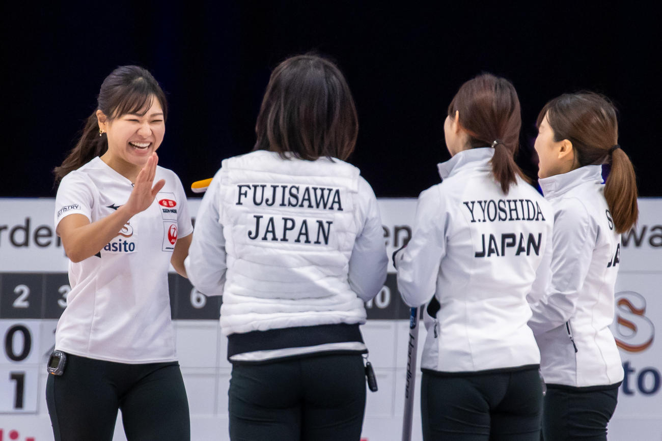 笑顔でタッチする吉田知那美（左）と藤沢五月、吉田夕梨花、鈴木夕湖（C）WCF／Steve　Seixeiro