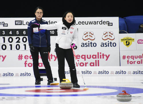 女子1次リーグの韓国戦で指示を出すロコ・ソラーレの藤沢（右）。左は金ウンジョン（共同）
