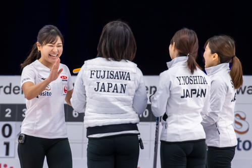 笑顔でタッチする吉田知那美（左）と藤沢五月、吉田夕梨花、鈴木夕湖（C）WCF／Steve　Seixeiro