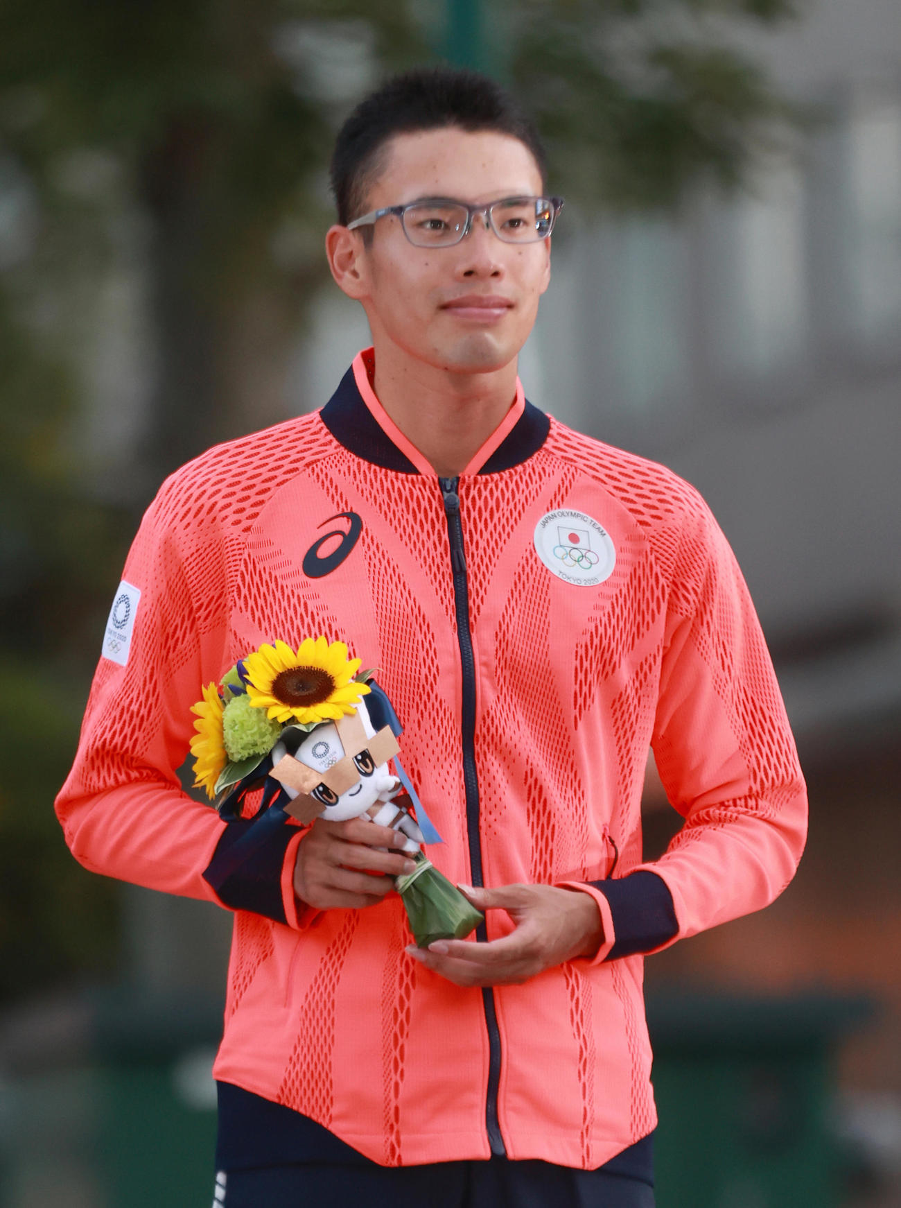 8月5日、東京五輪・陸上男子20キロ競歩の表彰台でブーケを手にする3位の山西利和