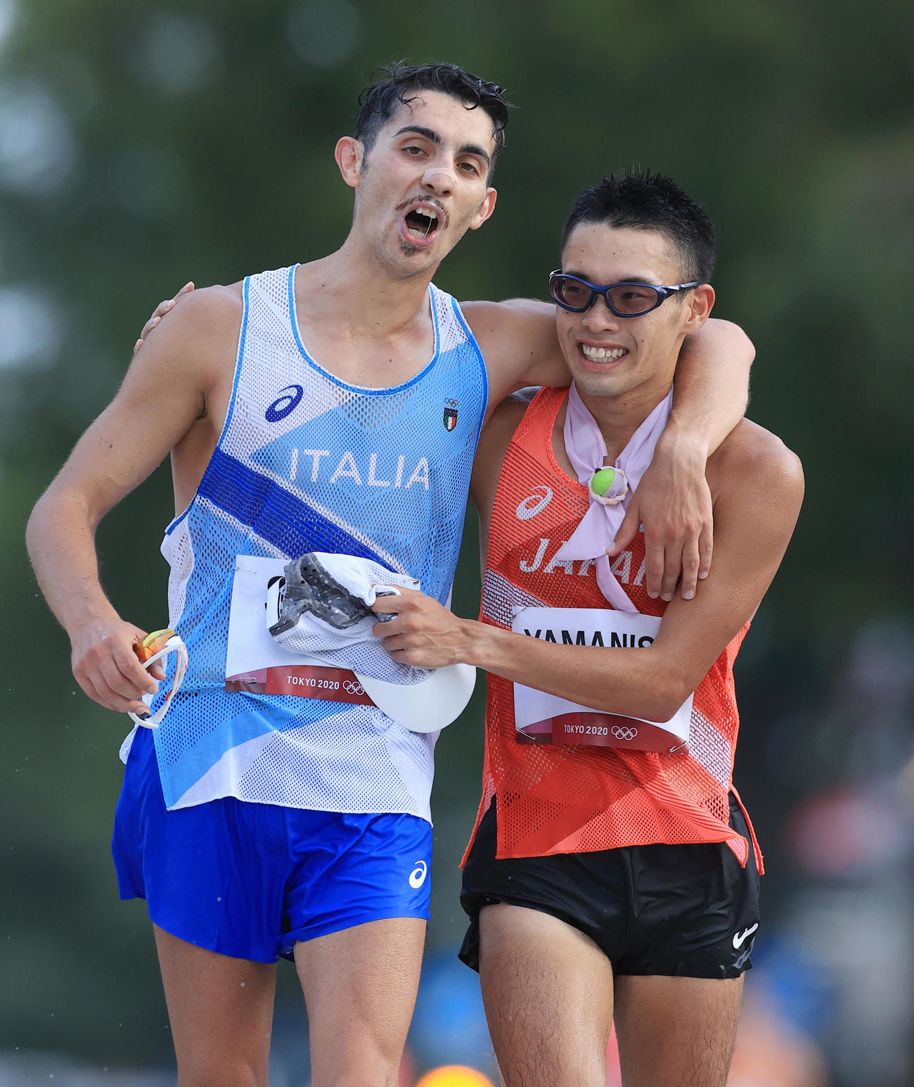 8月5日、東京五輪・陸上男子20キロ競歩で、ゴール後に勝したイタリアのマッシモ・スタノ（左）と抱き合って喜ぶ銅メダルの山西利和