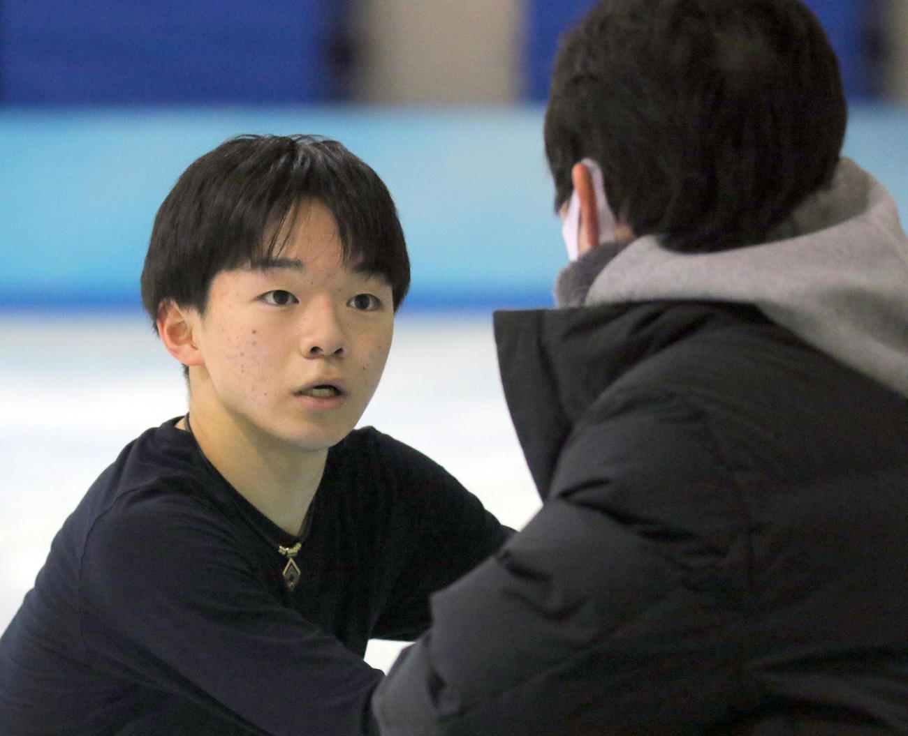 練習中、父正和コーチ（背中）のアドバイスを熱心に聞く鍵山優真（撮影・木下淳）