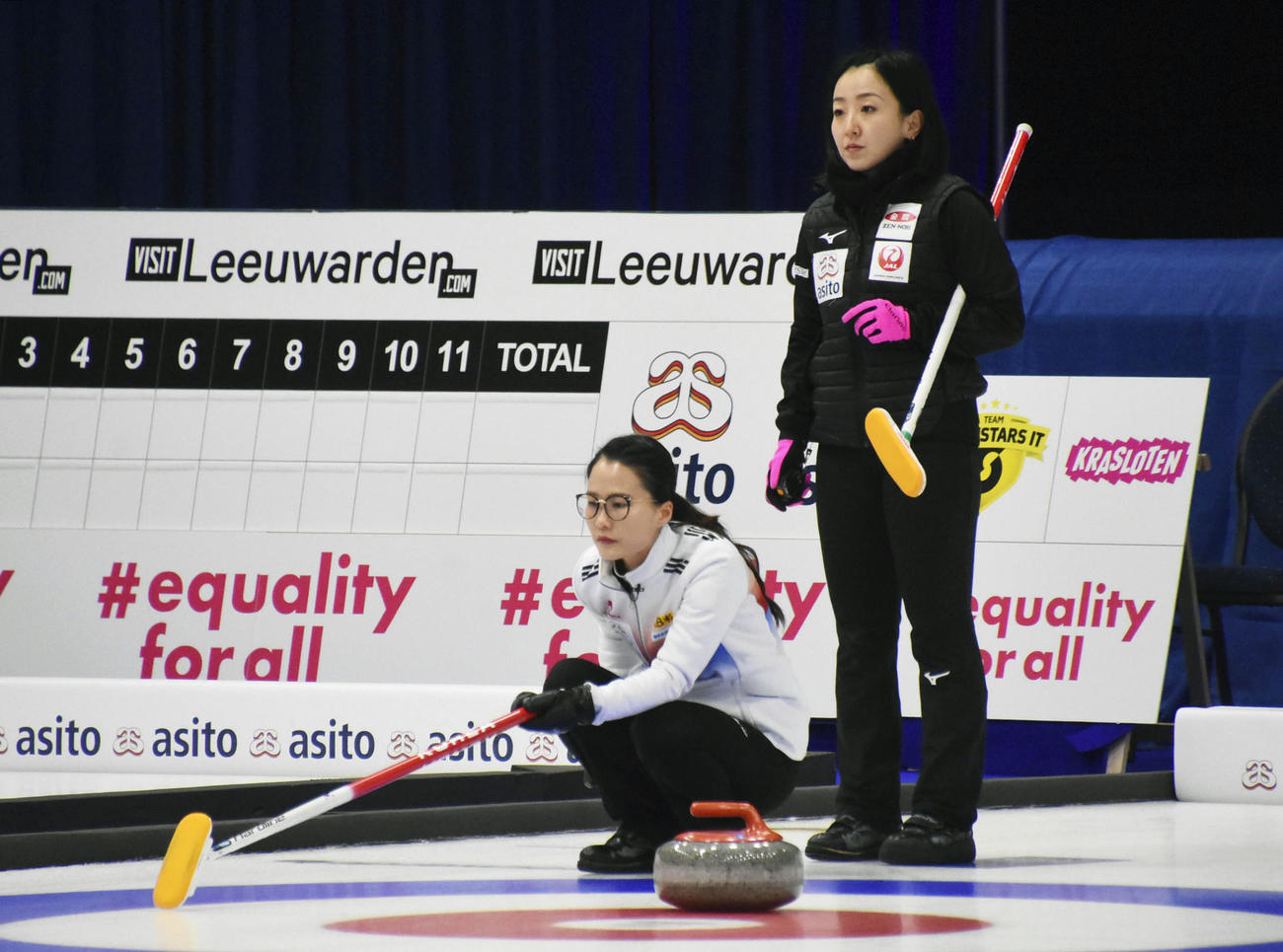 女子プレーオフ　韓国チームのショットを見守るロコ・ソラーレの藤沢。左は金ウンジョン＝レーワルデン（共同）