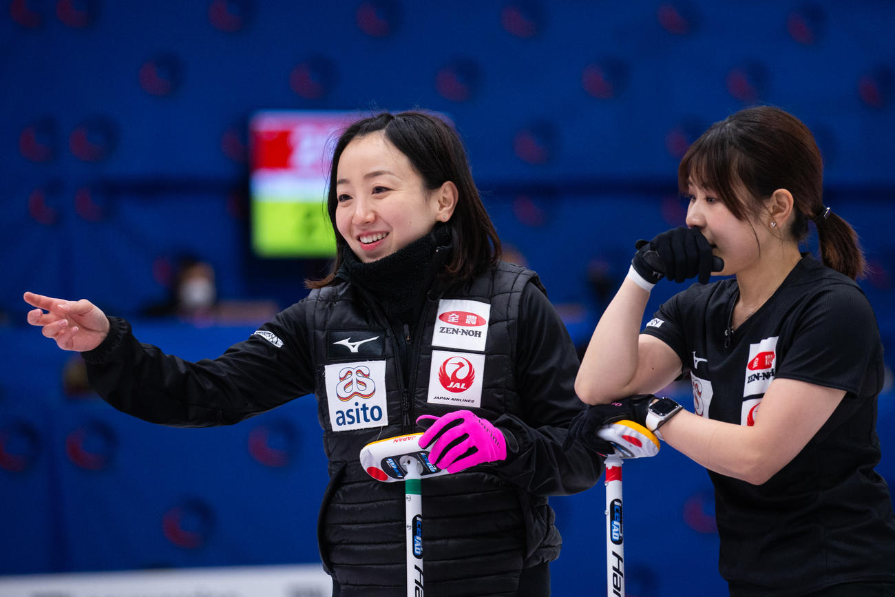 エストニア戦に出場したロコ・ソラーレ吉田夕梨花と藤沢五月（C）WCF/Celine Stucki