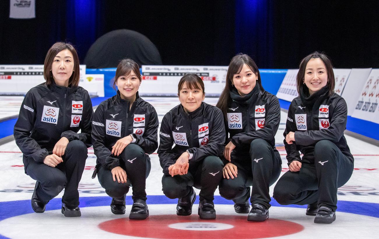 北京五輪最終予選に出場中のロコ・ソラーレ（右から）藤沢五月、吉田知那美、鈴木夕湖、吉田夕梨花、石崎琴美（ｃ）WCF / Steve Seixeiro