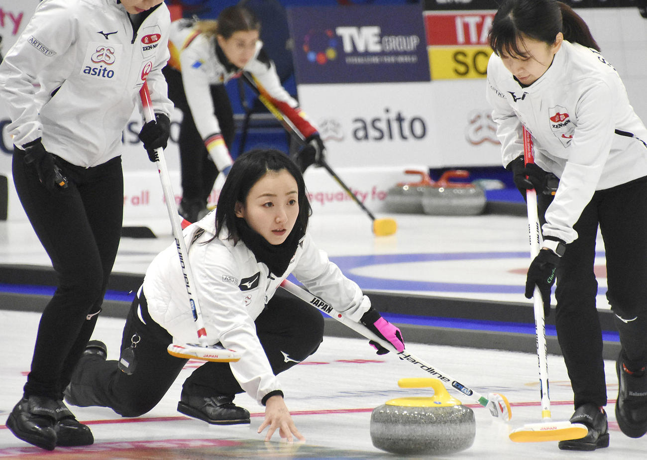女子1次リーグ　トルコ戦でショットを放つ藤沢（中央）（共同）