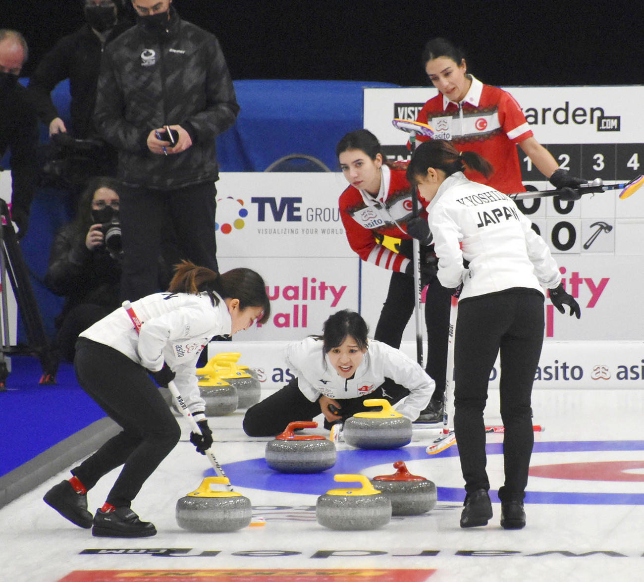 女子1次リーグ　トルコ戦で指示を出すロコ・ソラーレの吉田知（中央）。手前左は鈴木、同右は吉田夕（共同）