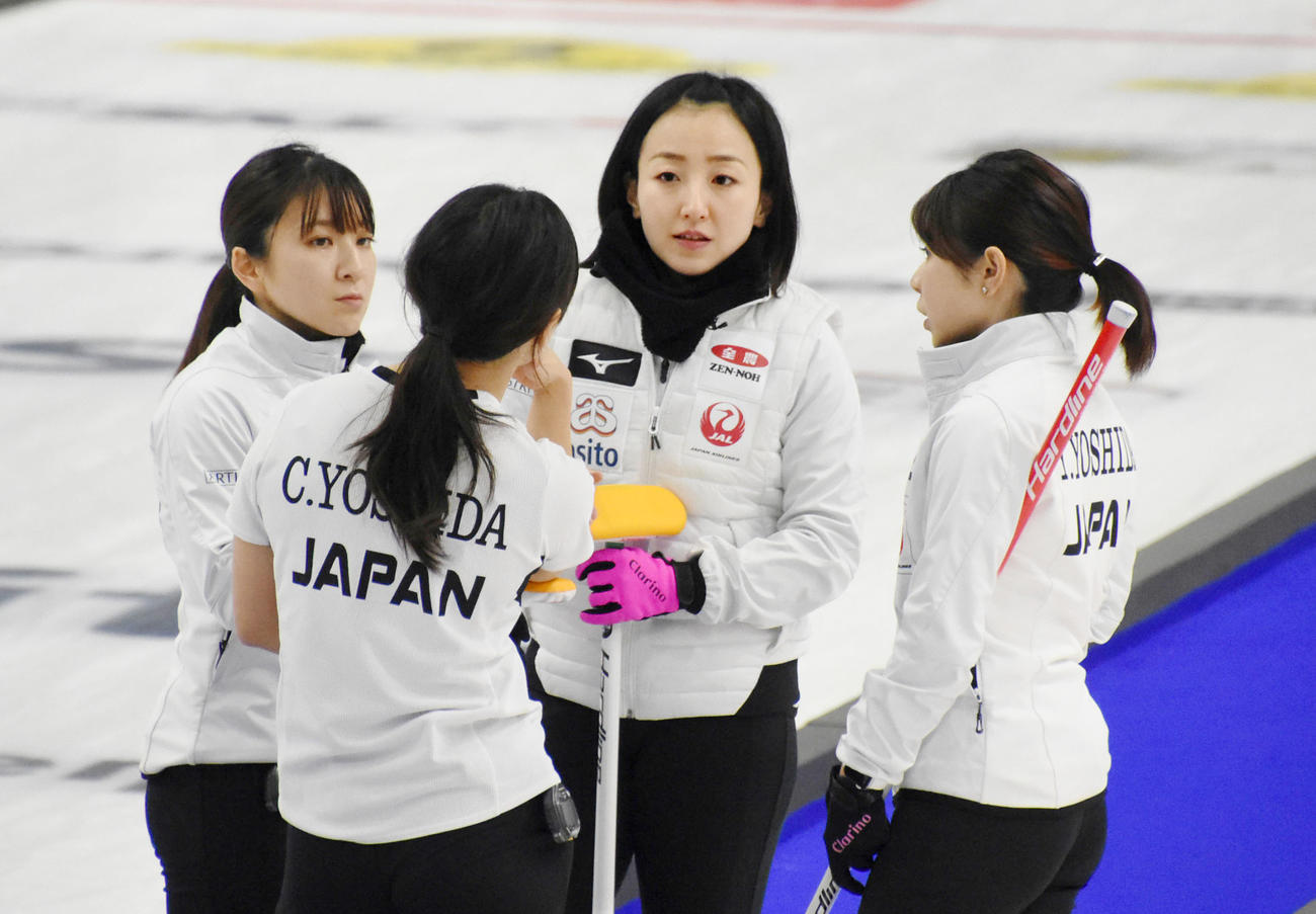 女子1次リーグ　トルコ戦で作戦を練るロコ・ソラーレ。左から鈴木、吉田知、藤沢、吉田夕（共同）