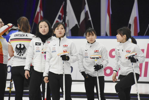 女子1次リーグ トルコ戦に臨むロコ・ソラーレ。左から藤沢、吉田知、鈴木、吉田夕(共同)