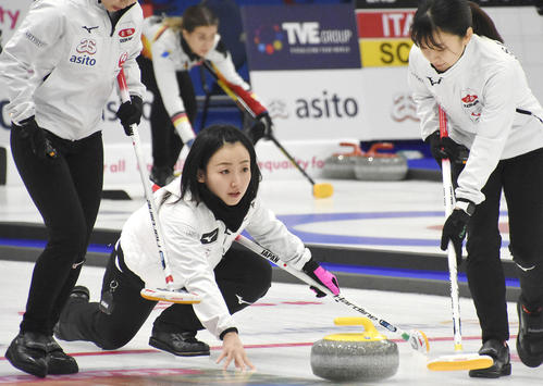 女子1次リーグ トルコ戦でショットを放つ藤沢(中央)(共同)