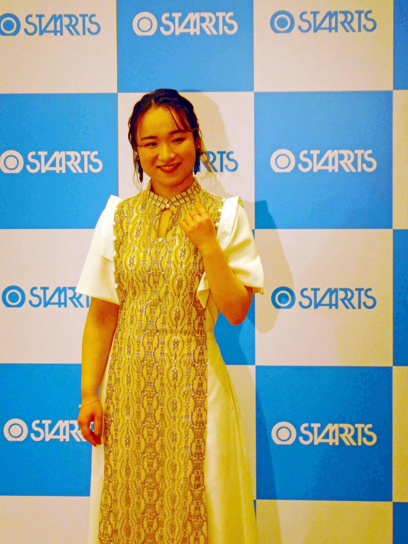 白を基調としたドレスで報道陣の前に登場した卓球女子の伊藤（撮影・平山連）