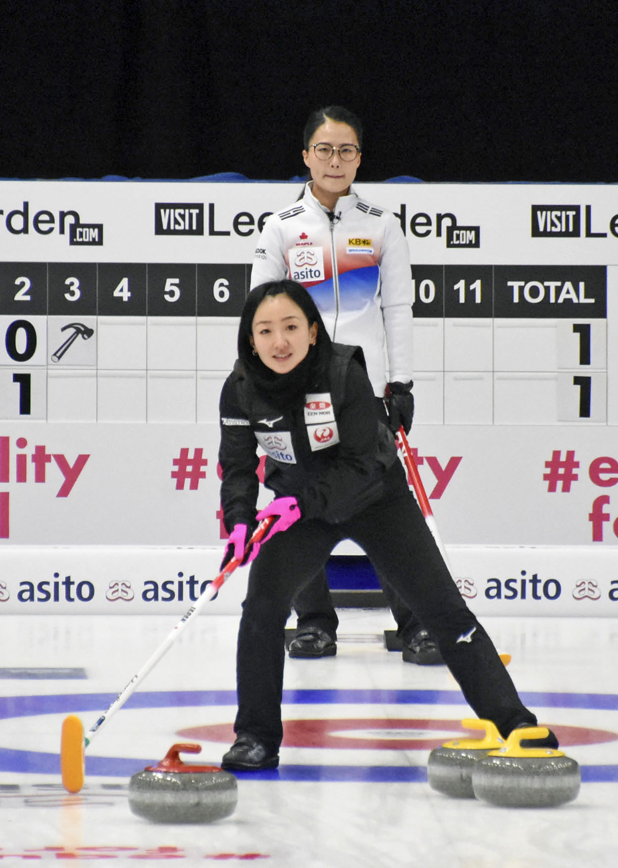 女子プレーオフ　韓国戦で指示を出すロコ・ソラーレの藤沢。奥は金ウンジョン＝レーワルデン（共同）