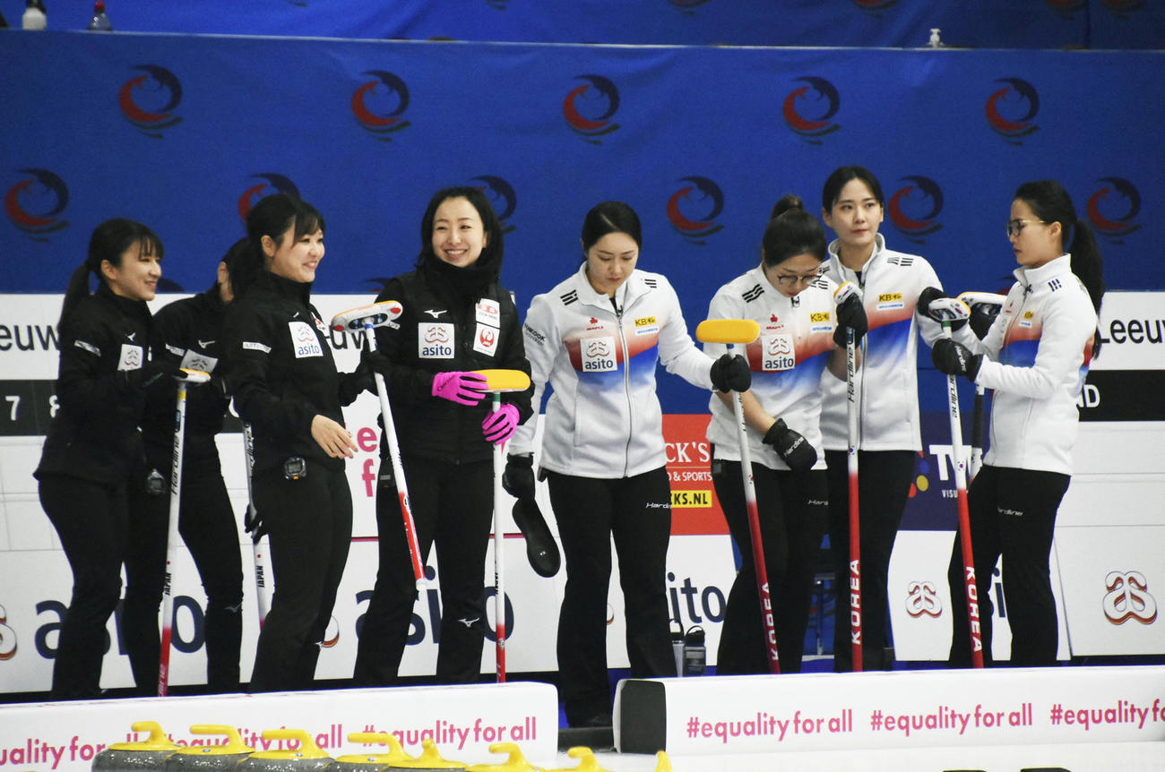 女子プレーオフ　韓国戦を前に笑顔を見せるロコ・ソラーレの（左から）鈴木、吉田知、藤沢＝レーワルデン（共同）