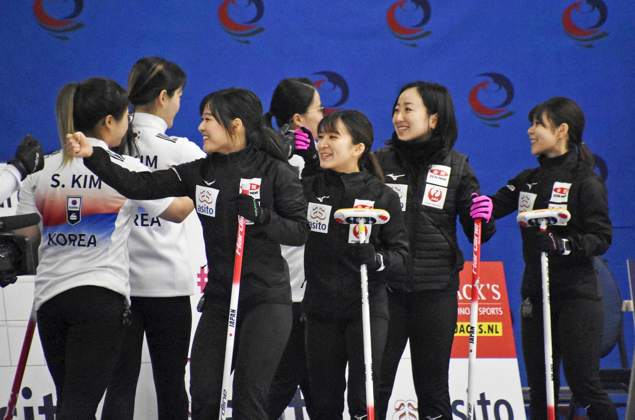 女子プレーオフ　韓国戦に臨むロコ・ソラーレの（手前左から）吉田知、鈴木、藤沢、吉田夕＝レーワルデン（共同）