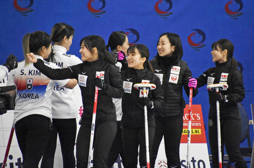 女子プレーオフ　韓国戦に臨むロコ・ソラーレの（手前左から）吉田知、鈴木、藤沢、吉田夕＝レーワルデン（共同）