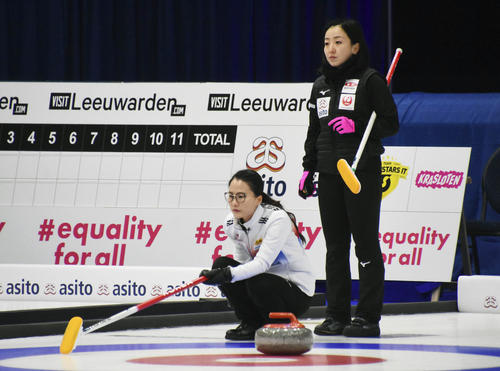 女子プレーオフ　韓国チームのショットを見守るロコ・ソラーレの藤沢。左は金ウンジョン＝レーワルデン（共同）