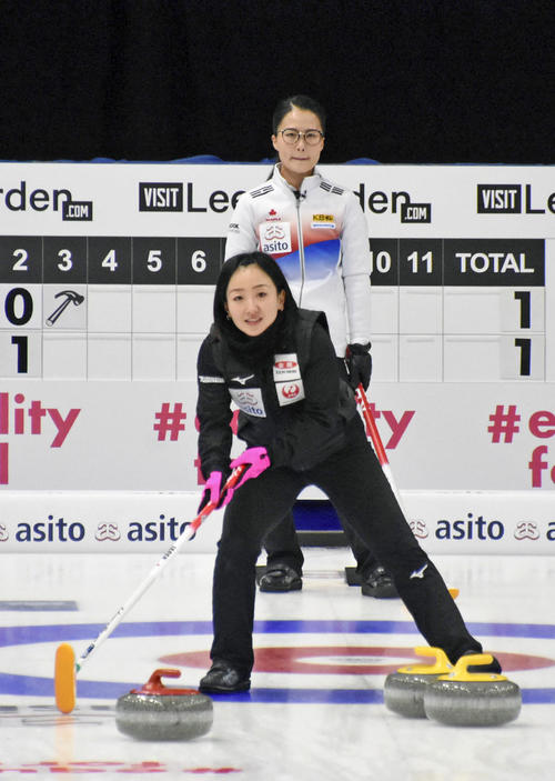 女子プレーオフ　韓国戦で指示を出すロコ・ソラーレの藤沢。奥は金ウンジョン＝レーワルデン（共同）