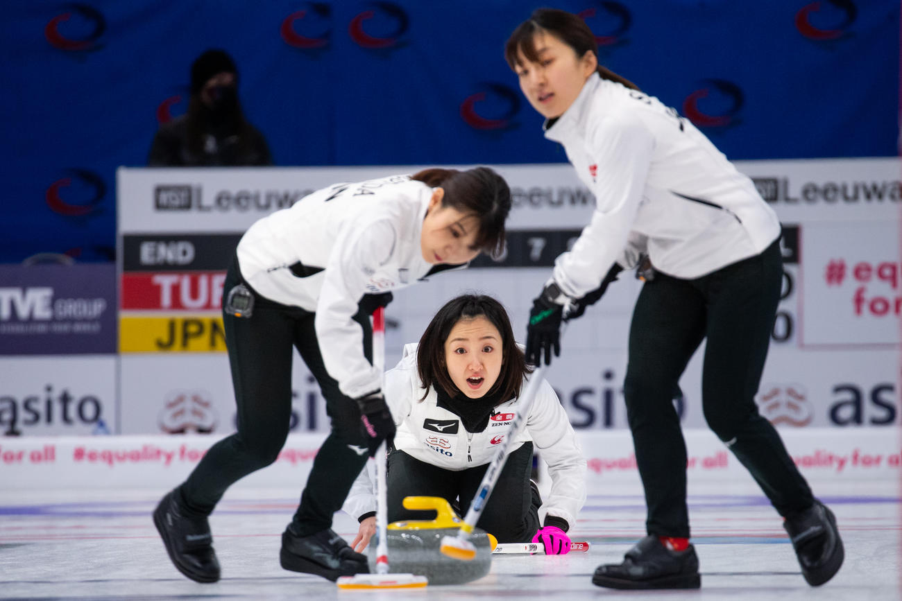 トルコ戦で指示を出すロコ・ソラーレの藤沢五月（中央）（c）WCF / Celine Stucki