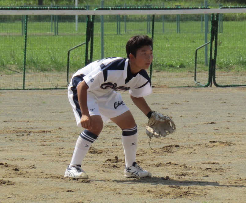 ソフトボールの試合で守備につく帯広大谷の木幡（本人提供）