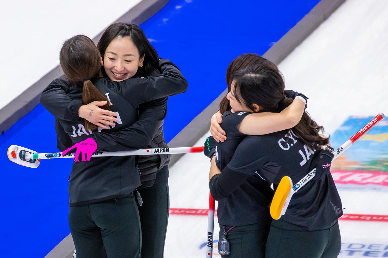抱き合って喜ぶロコ・ソラーレの選手たち。韓国を下し北京五輪出場を決めた（C）WCF / Celine Stucki