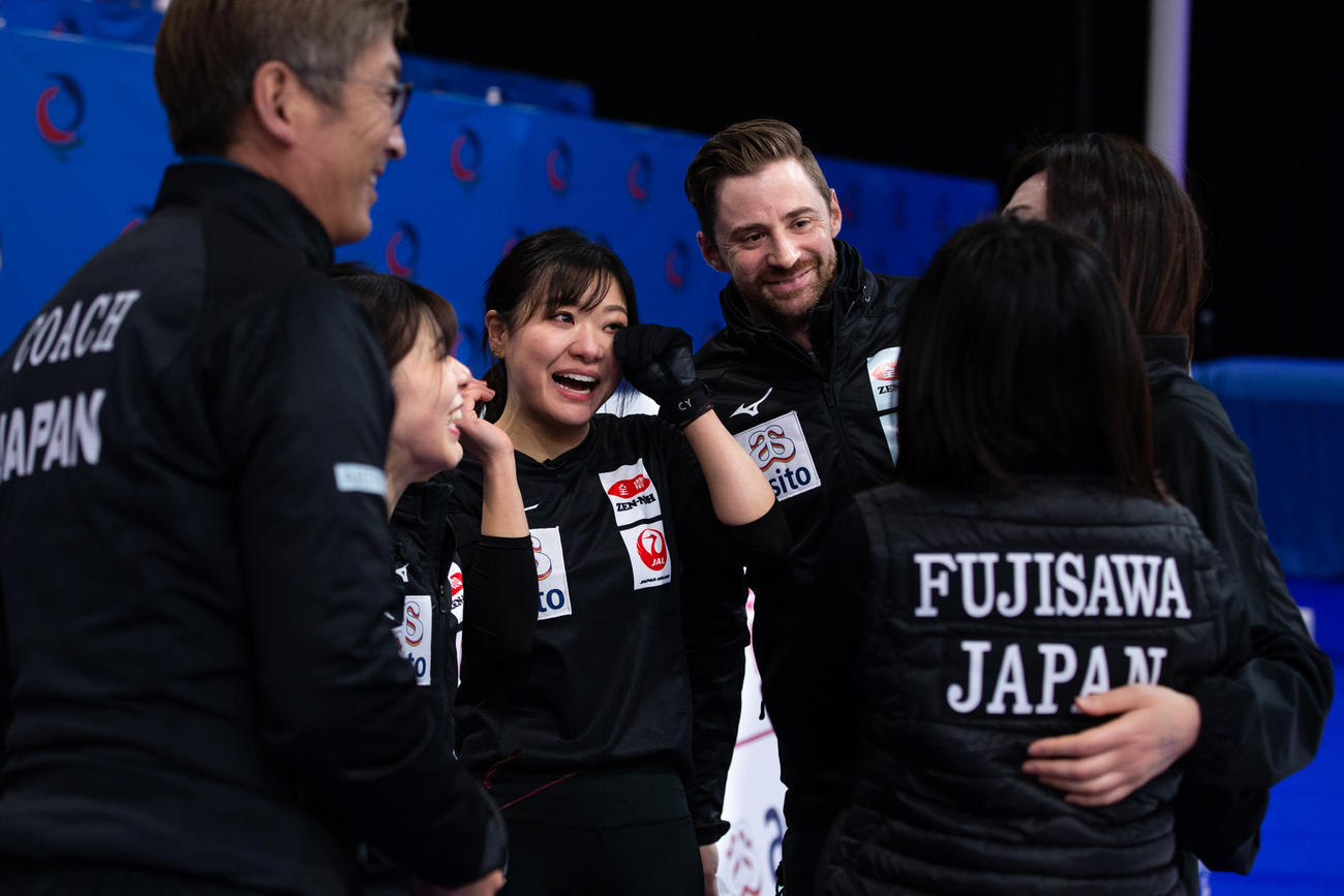 五輪出場を決め涙を流すロコ・ソラーレの選手たち（C）WCF / Celine Stucki