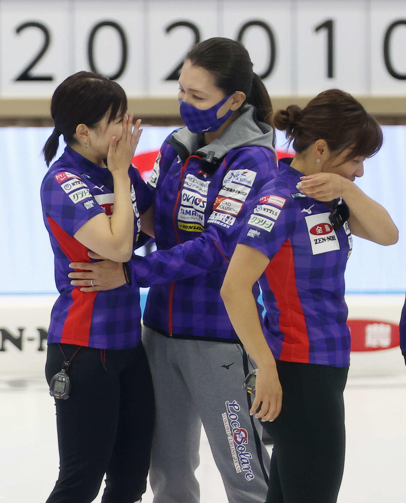 9月、北海道銀行を破り日本代表に決定したロコ・ソラーレの選手たちは歓喜の涙（代表撮影）