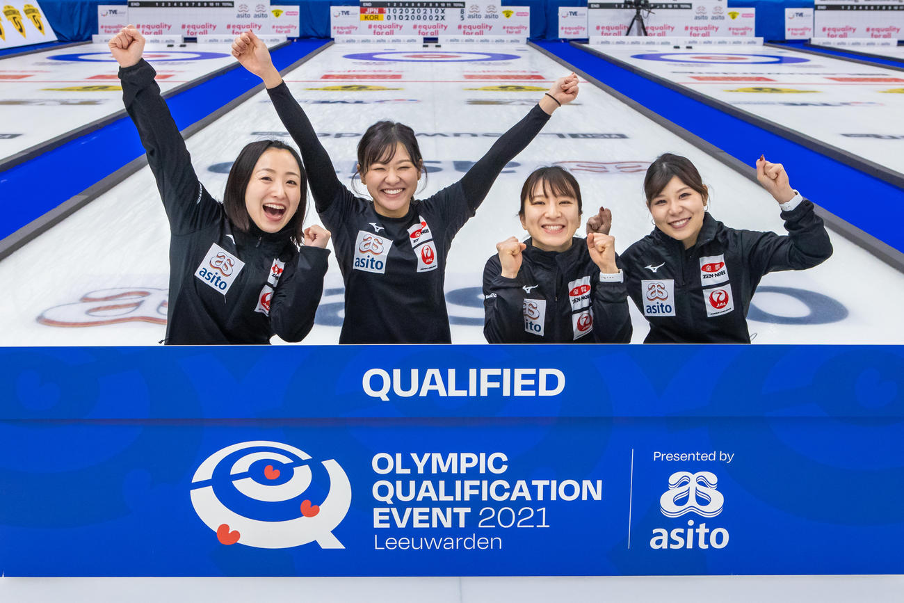 北京五輪出場を決めたロコ・ソラーレはガッツポーズ（C）WCF / Celine Stucki