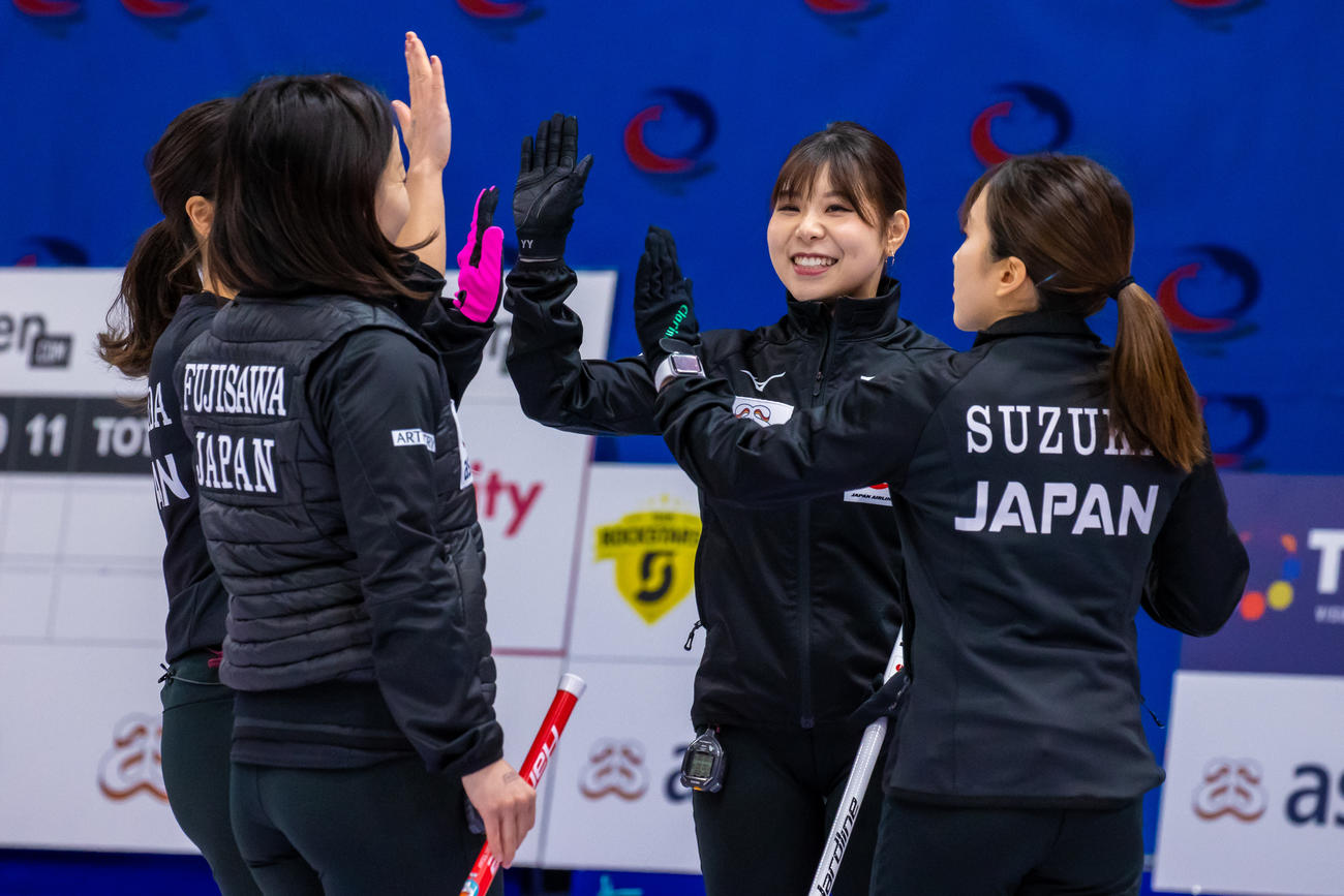 タッチして喜ぶロコ・ソラーレ（c）WCF / Steve Seixeiro