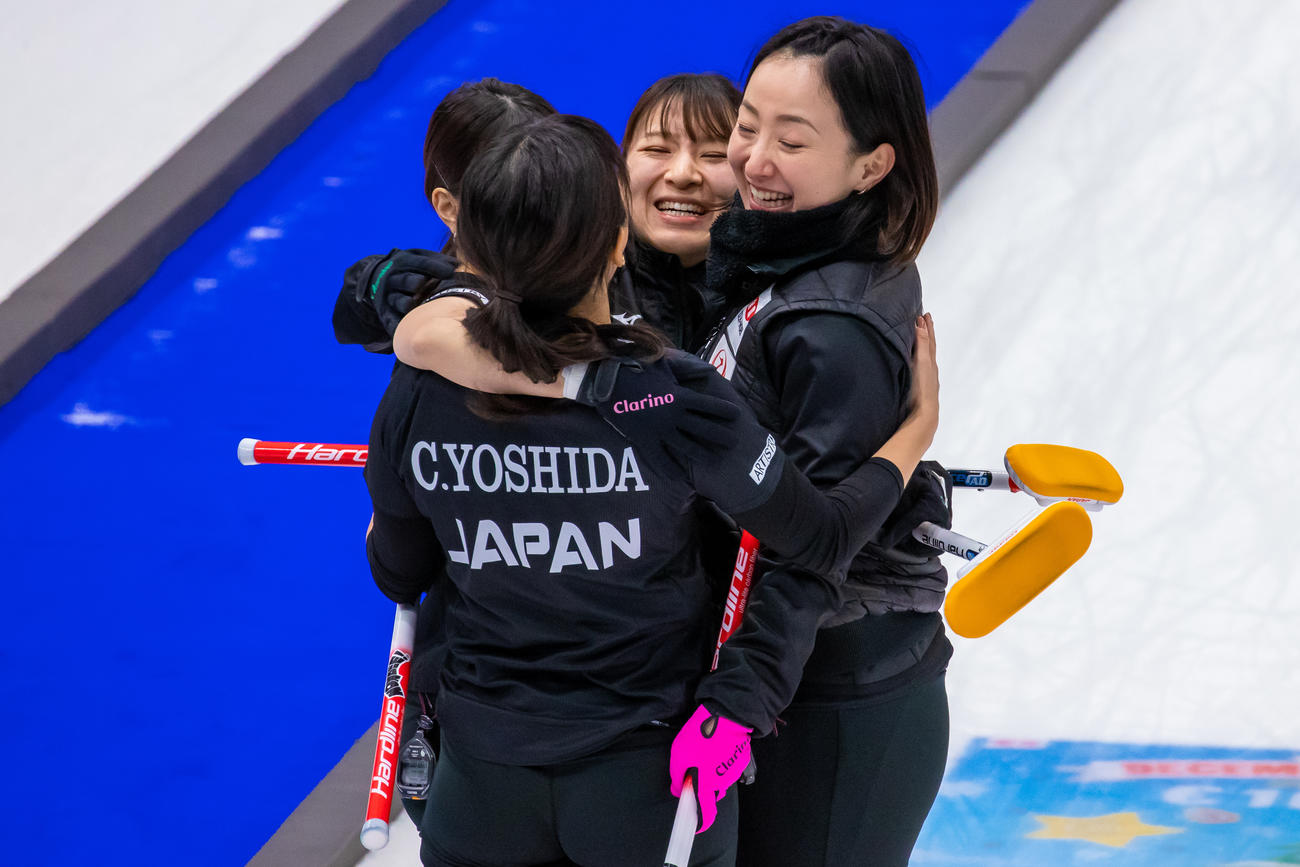 抱き合って喜ぶロコ・ソラーレの選手たち（C）WCF / Celine Stucki