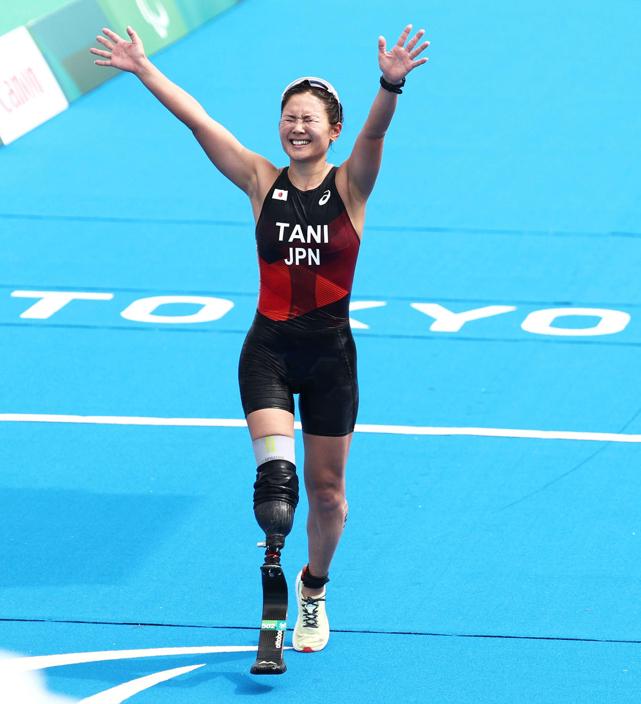 8月、東京パラリンピックのトライアスロン女子（運動機能障害PTS5）で両手を広げ満面の笑顔でフィニッシュする谷真海