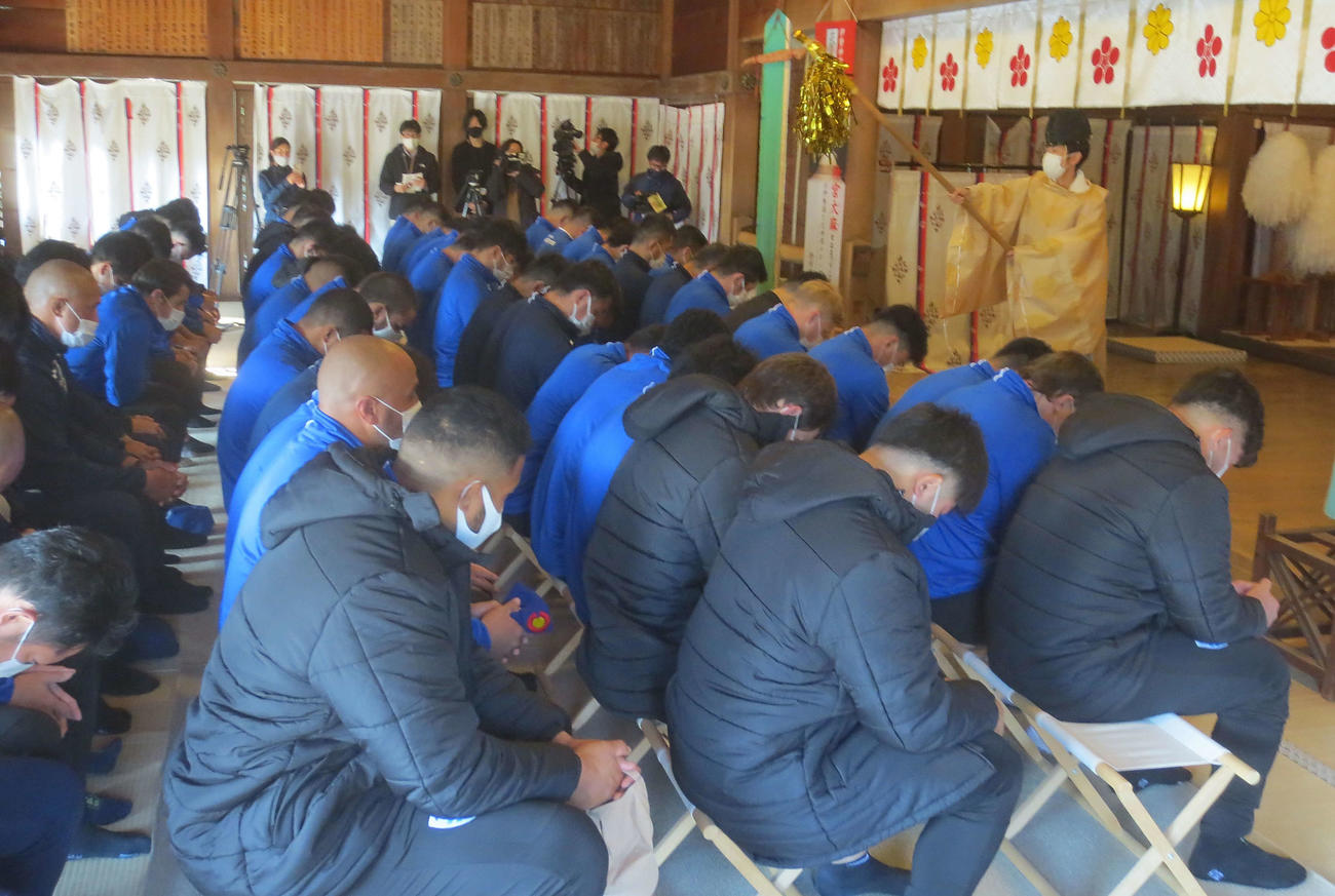リーグ戦勝利を祈願する静岡ブルーレヴズの選手らと関係者