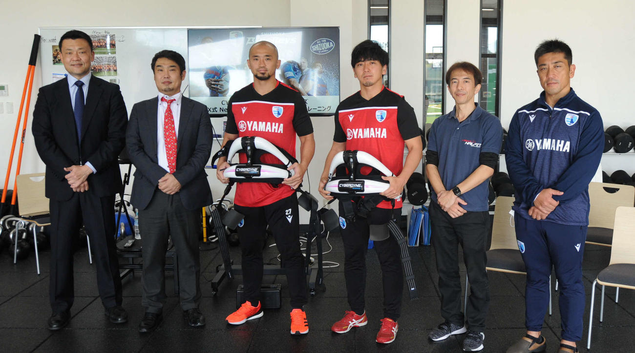 トレーニング機器導入を発表した静岡ブルーレヴズの山谷社長（左端）と関係者。中央左は矢富勇、同右は伊東