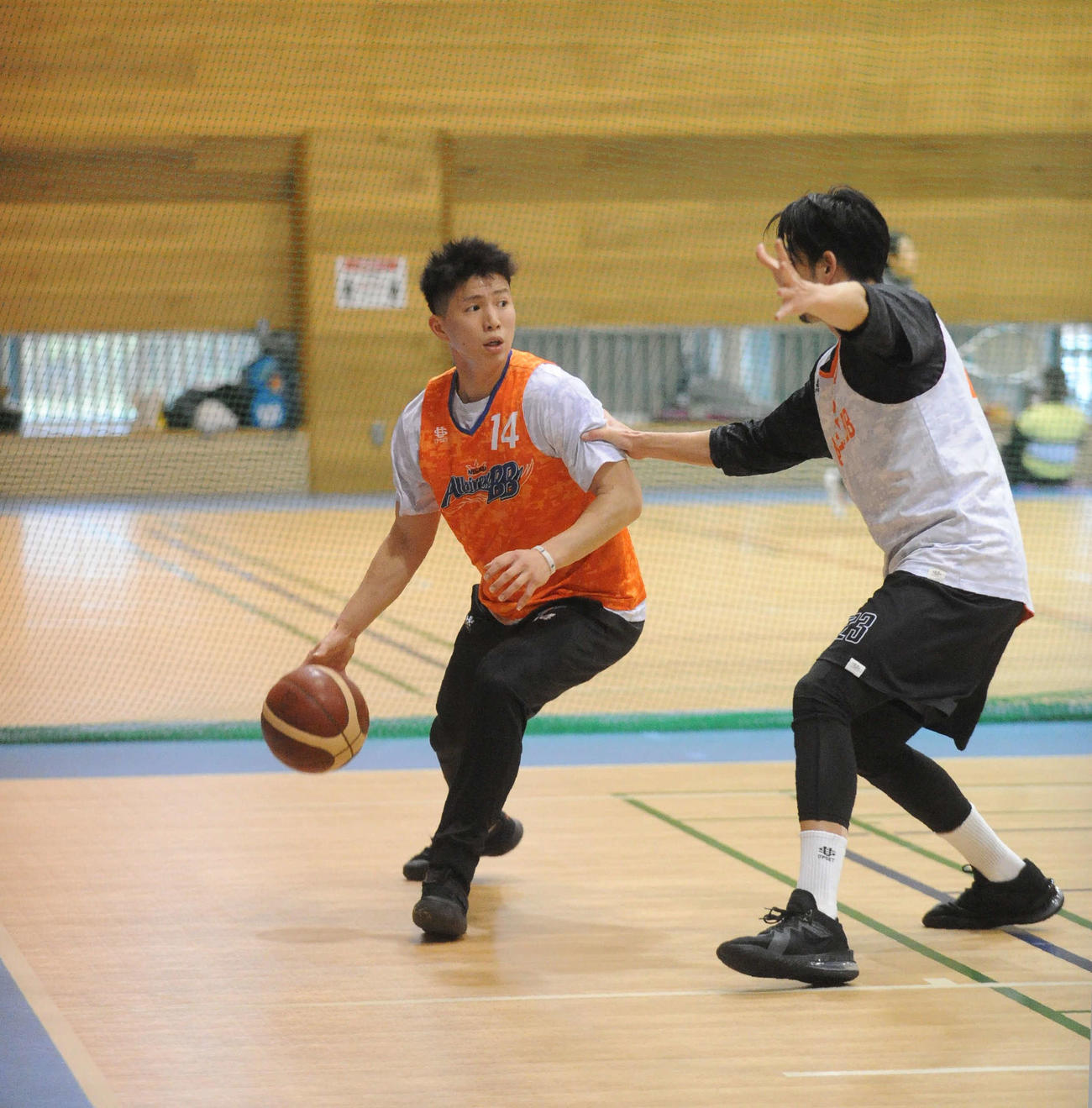 試合前日の練習でドリブルで攻撃を仕掛ける木村（左）