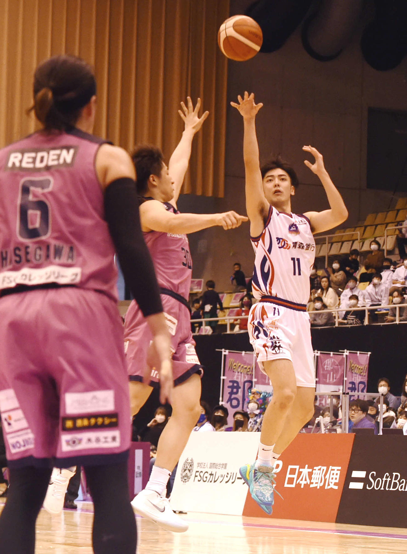 12日、福島戦でシュートを放つ駒沢（右）