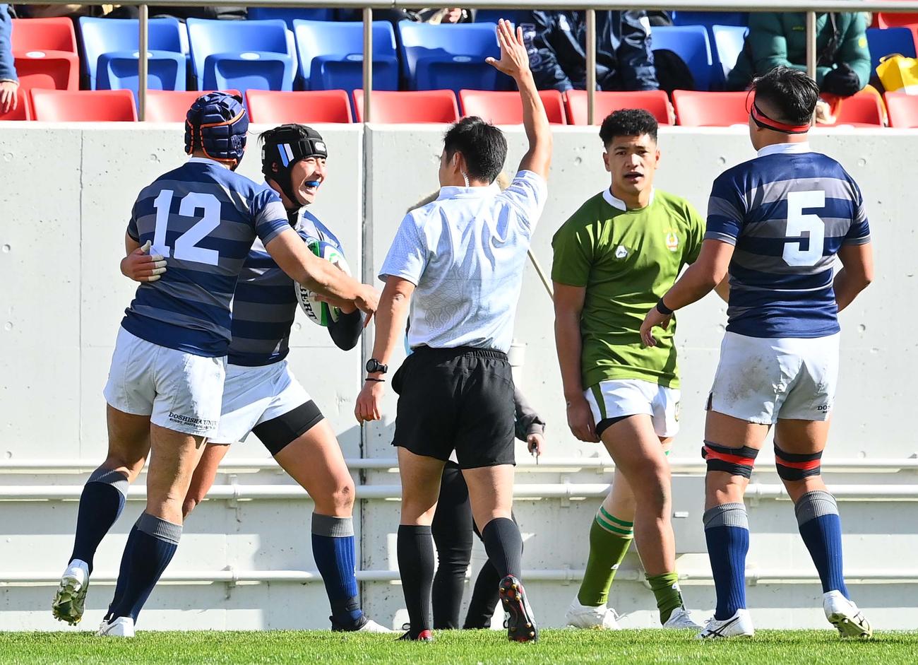大東大対同大　前半、右端に飛び込みトライを決めた同大WTB大森（左から2人目）は笑顔を見せる（撮影・上田博志）