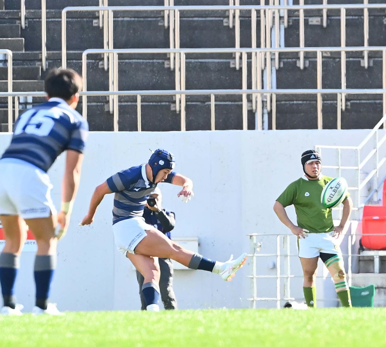 大東大対同大　後半、PGを決める同大SO嘉納（撮影・上田博志）