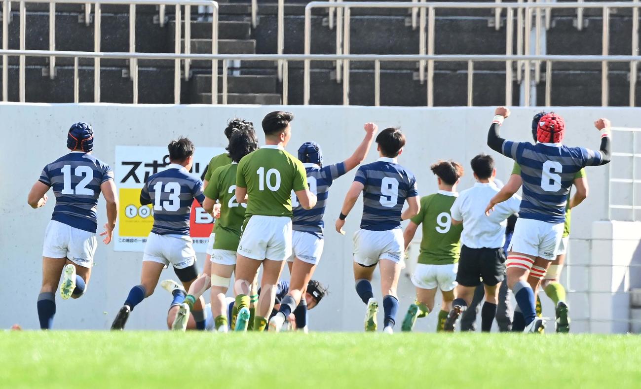 大東大対同大　後半、左端にトライを決める同大WTB大森（撮影・上田博志）