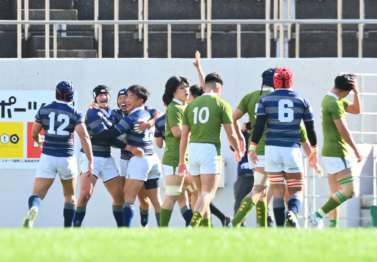 大東大対同大　後半、同大WTB大森（左から2人目）はトライを決めフィフティーンと笑顔を見せる（撮影・上田博志）