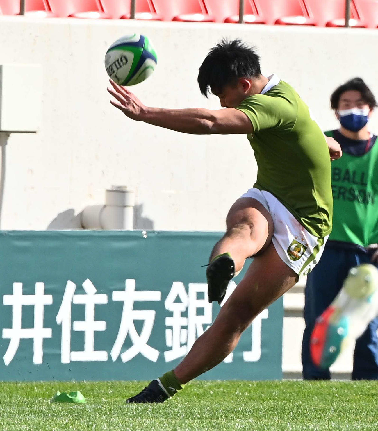 大東大対同大　後半、決まれば同点のゴールキックをわずかに外す大東大CTB戸野部（撮影・上田博志）