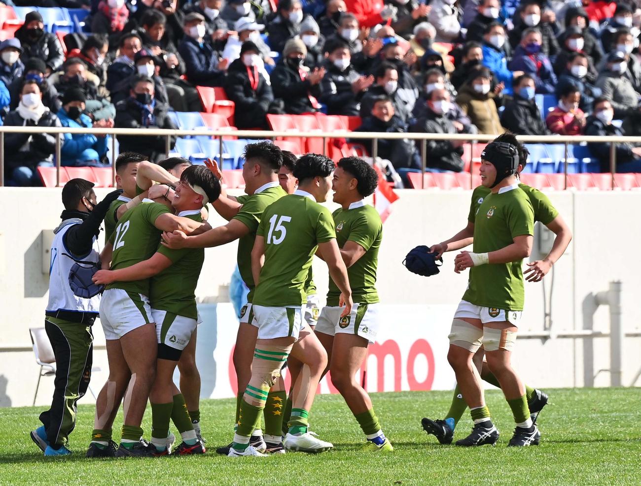 明大対天理大　後半、決まれば同点のゴールキックをわすかに外した大東大CTB戸野部（左、12番）に笑顔でかけ寄る大東大フィフティーン（撮影・上田博志）