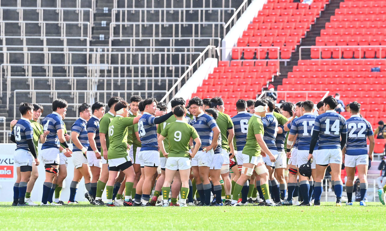 大東大対同大　試合後、健闘をたたえ合う同大、大東大の両フィフティーン（撮影・上田博志）