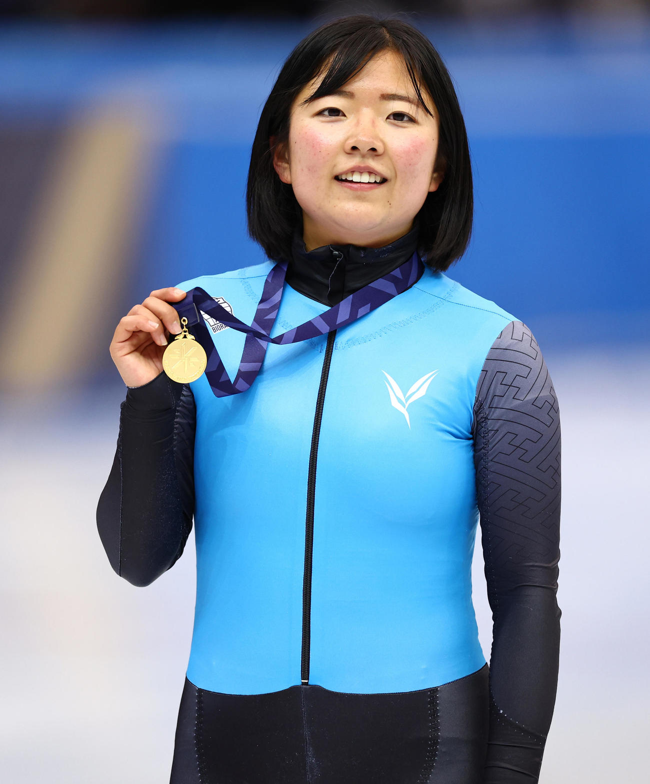 女子1500メートルA決勝で優勝しメダルを手に写真に納まる山名（撮影・垰建太）