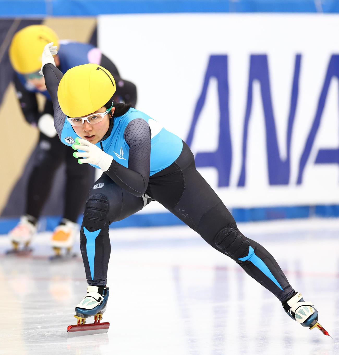 女子1500メートルA決勝で滑走する山名（撮影・垰建太）