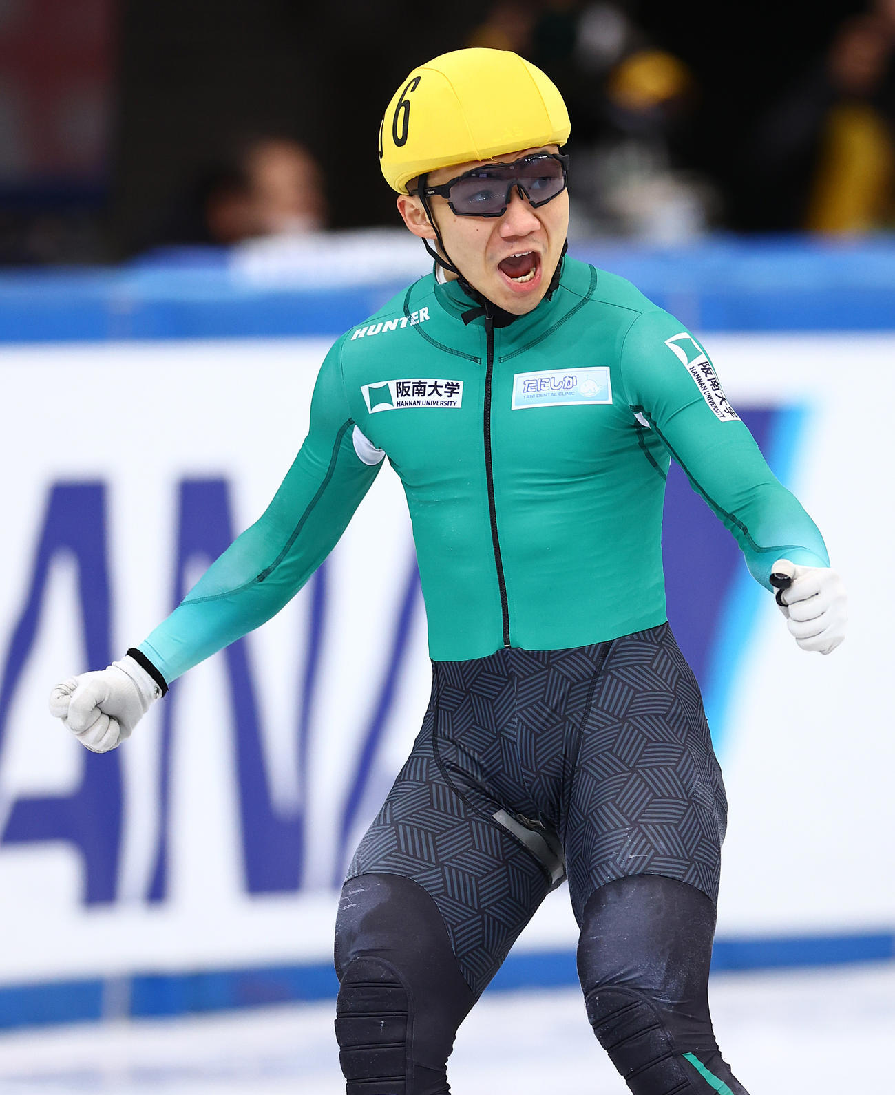 男子1500メートルA決勝で優勝し雄たけびを上げる松津（撮影・垰建太）