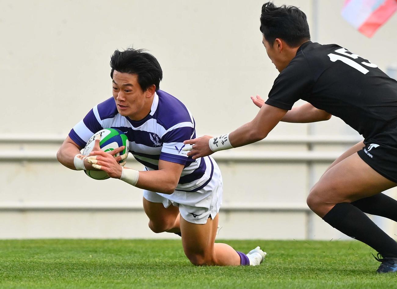 明大対天理大　前半、右中間へ飛び込み逆転トライを決める明大SH飯沼（撮影・上田博志）