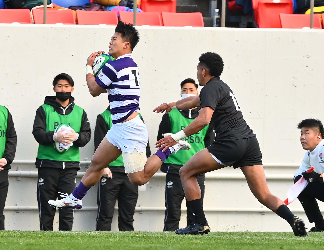 明大対天理大　前半、明大CTB広瀬からのキックパスを受けトライを決める明大WTB松本（撮影・上田博志）