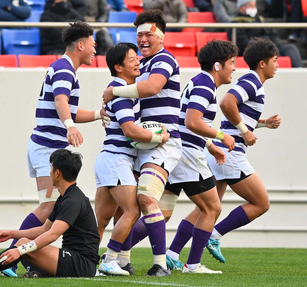 明大対天理大　前半、明大SH飯沼（左から3人目）は逆転トライを決め笑顔を見せる（撮影・上田博志）